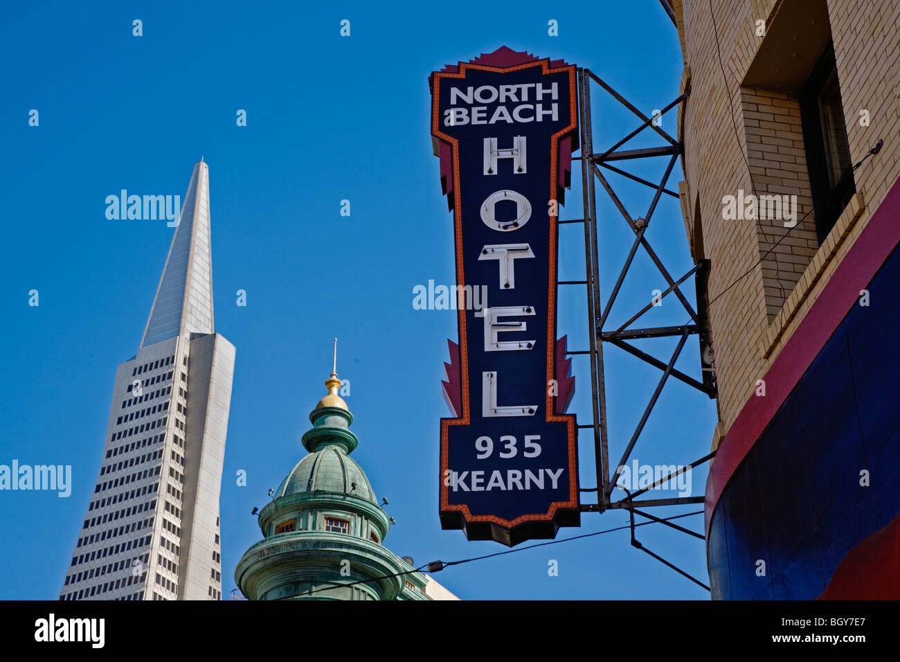 NORTH BEACH HOTEL-Zeichen und das TRANSAMERICA-Gebäude, entworfen vom Architekten William Pereira - SAN FRANCISCO, Kalifornien Stockfoto