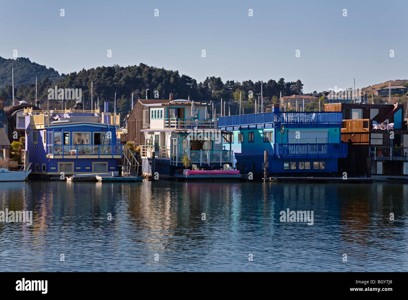 Bunt bemalte Haus Boote IN SAUSALITO - SAN FRANCISCO BAY, Kalifornien Stockfoto