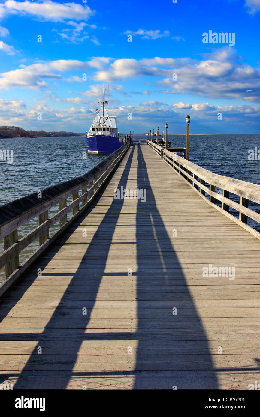 Marine Forschungsschiff "Seawolf", verwendet von Stony Brook University, angedockt an Port Jefferson Harbor, Long Island, NY Stockfoto