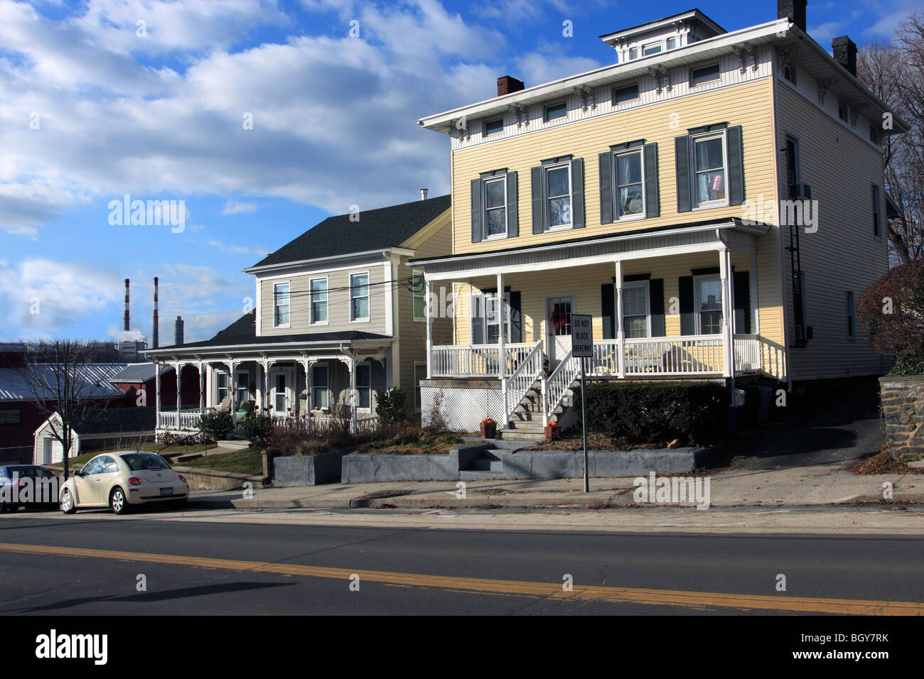 Häuser auf East Broadway Hügel, Port Jefferson Harbor, Long Island, NY Stockfoto