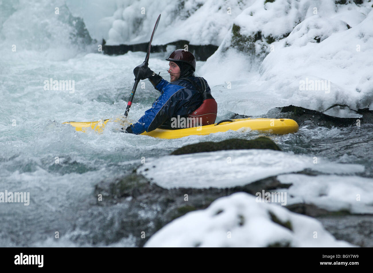 Ein Kajakfahrer senkt sich einen ClassV Abschnitt über den Deschutes River Stockfoto