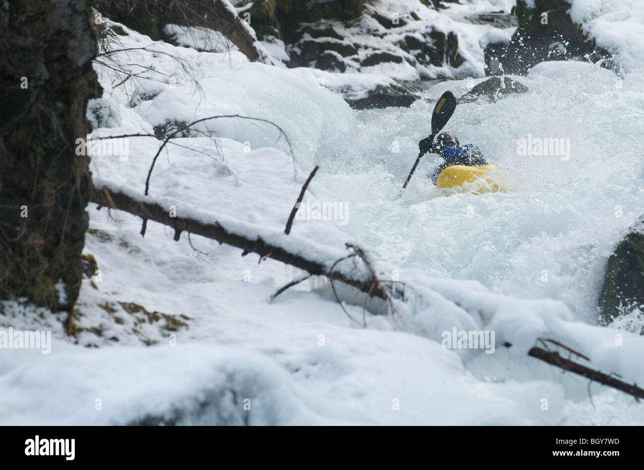 Ein Kajakfahrer senkt sich einen ClassV Abschnitt über den Deschutes River Stockfoto
