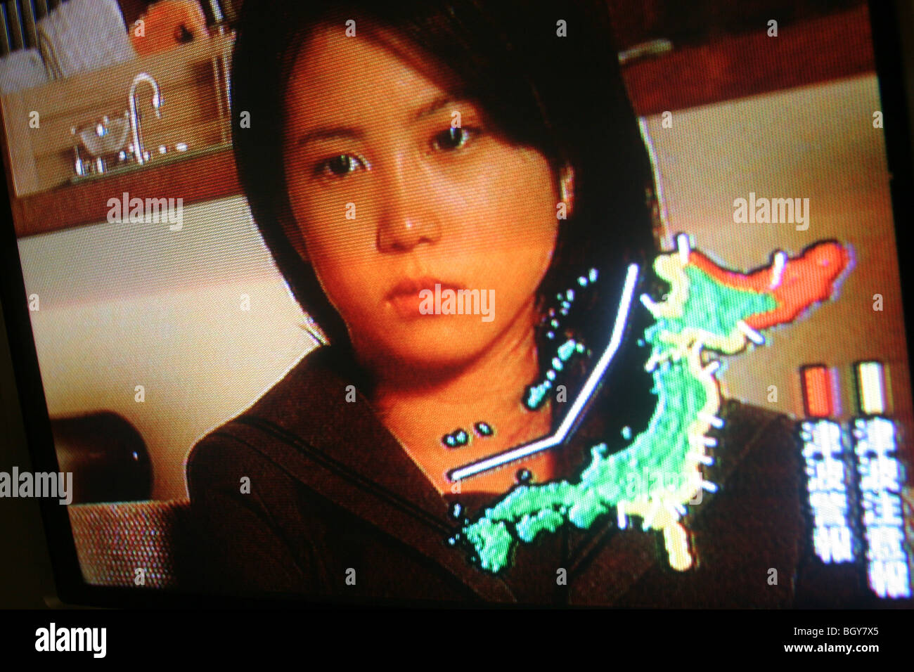 Eine Tsunami-Warnung ist während einer TV-Drama im japanischen Fernsehen gezeigt. Stockfoto