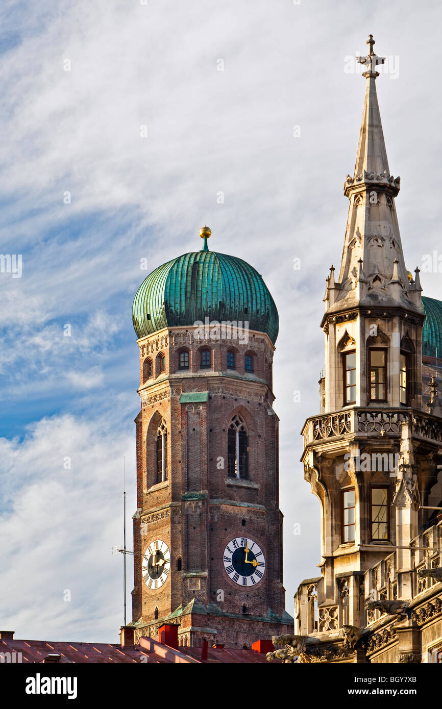 Glockenturm der Frauenkirche, aka Domkirche Zu Unserer Lieben Frau (Kathedrale unserer lieben Frau) und das Neues Rathaus (neu Stockfoto