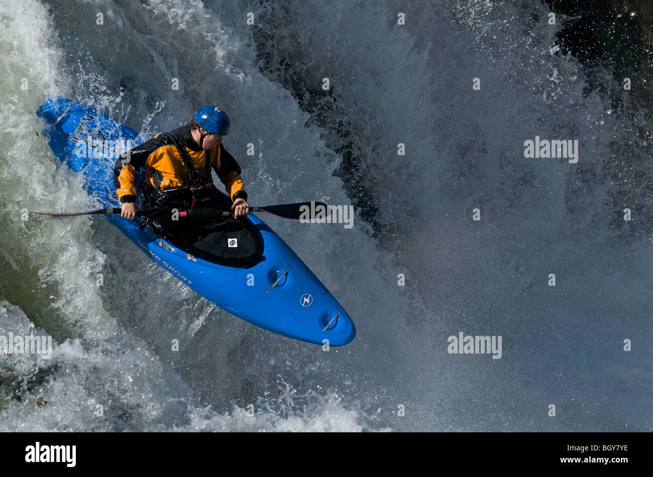 Ein Kajakfahrer fällt einen Wasserfall auf dem Deschutes River Stockfoto