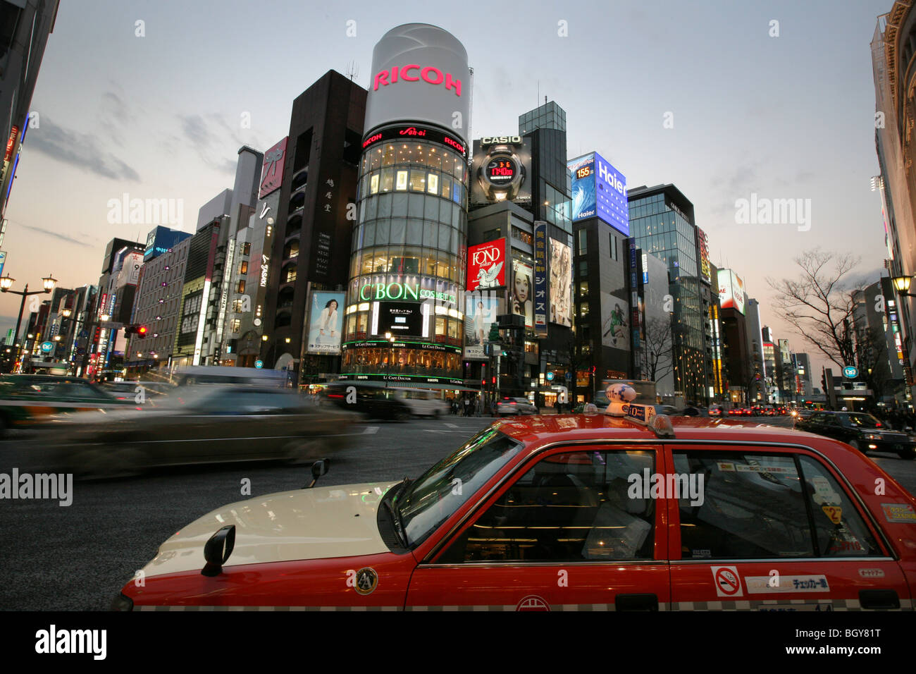 Ginza Kreuzung und Ginza Dori in Gina Bezirk, Tokio, Japan, 2009 Stockfoto