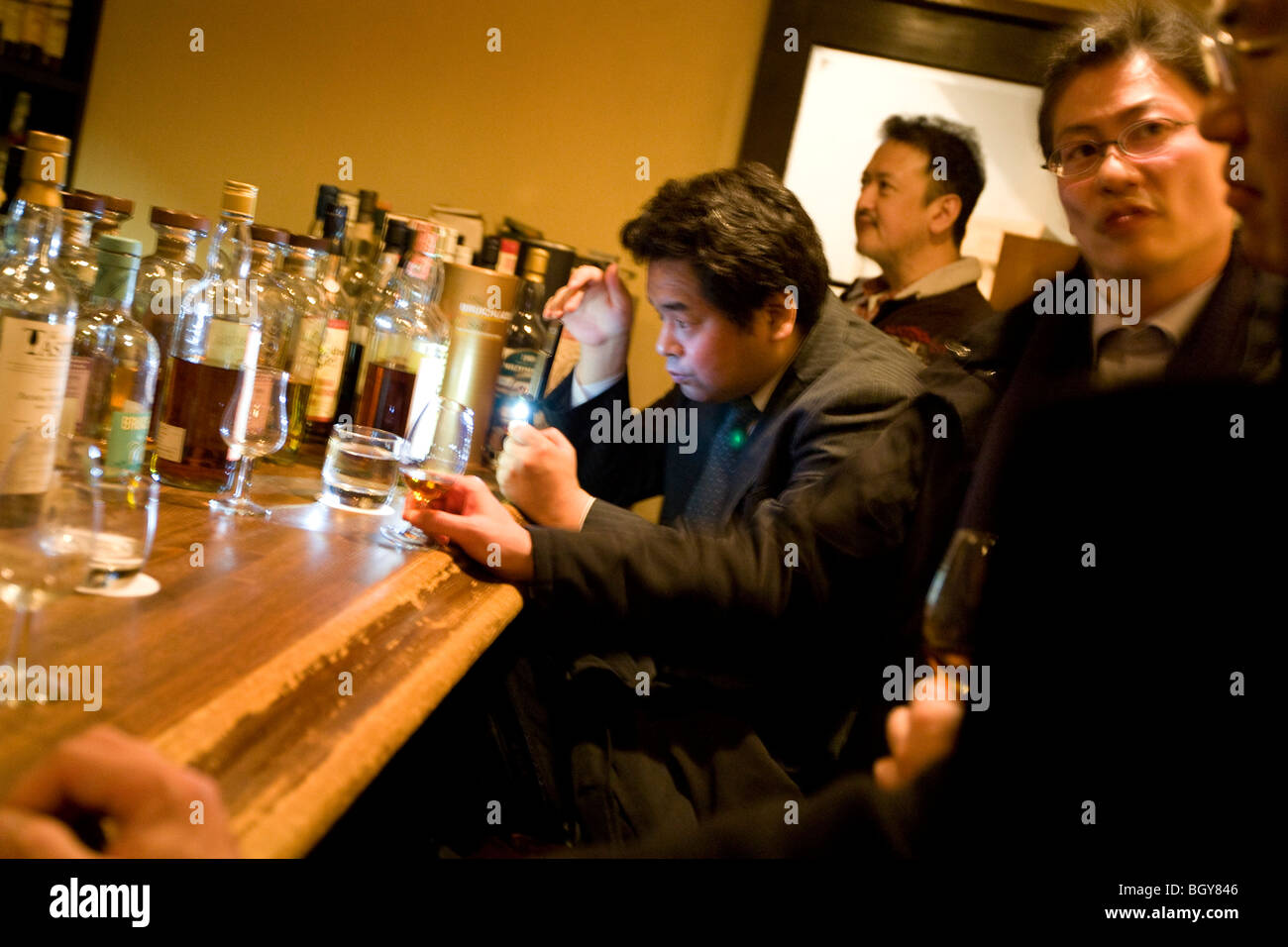 Kunden in der "Campbelltoun Loch" Whiskybar in der Yurakucho Bezirk von Tokio, Japan Stockfoto