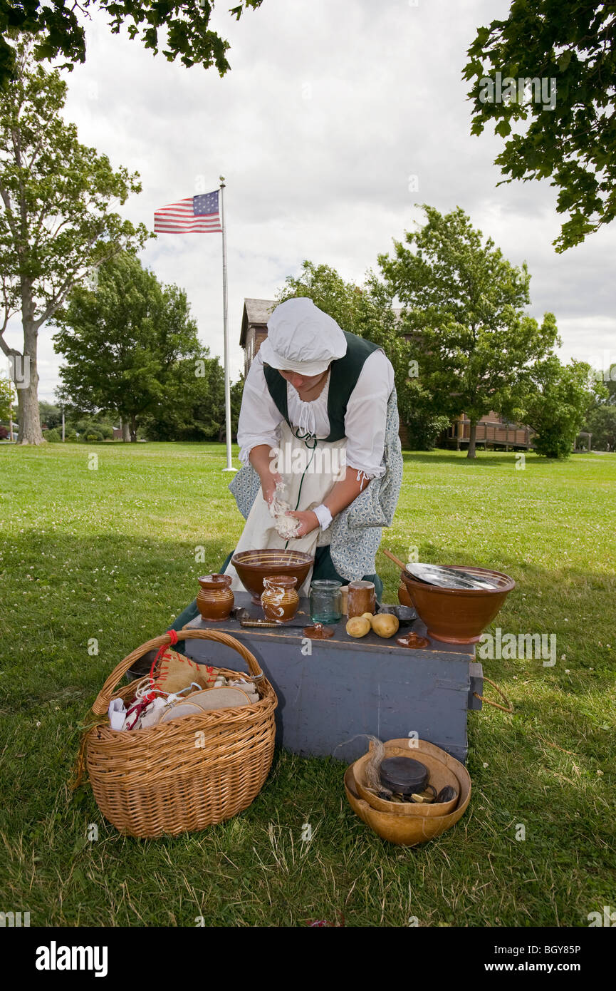 Sackets Harbor Battlefield State Historic Site Mitarbeiter, tragen des 19. Jahrhunderts zeitgenössischer Kleidung, spielt Krieg von 1812 Lagerleben. Stockfoto