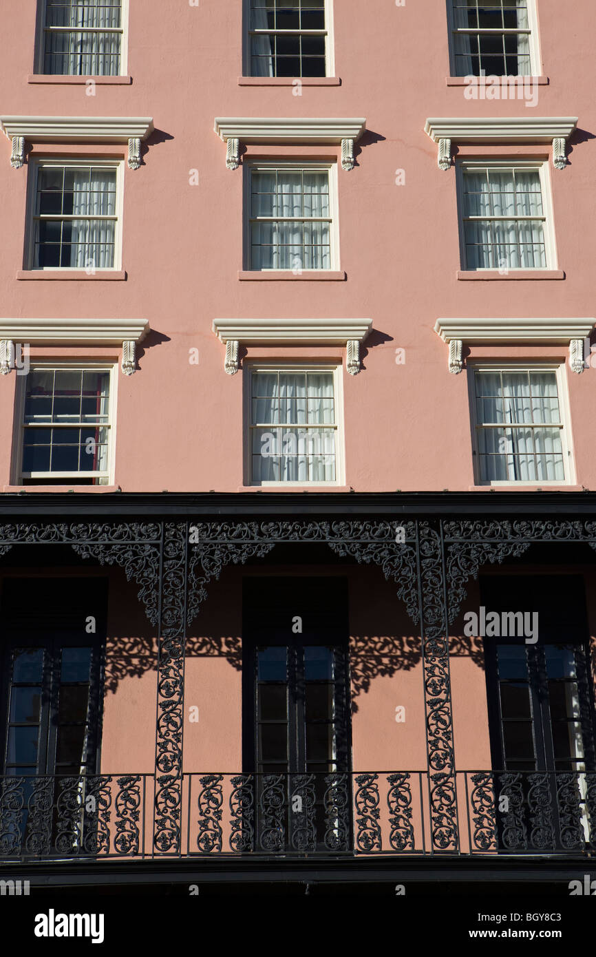 Balkon und Fenster der Mühlen House Hotel befindet sich auf Meeting Street, Charleston, South Carolina, Vereinigte Staaten von Amerika. Stockfoto