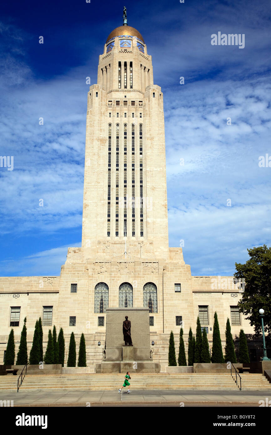 Frau läuft vor das State Capitol Building, Lincoln, Nebraska, USA Stockfoto