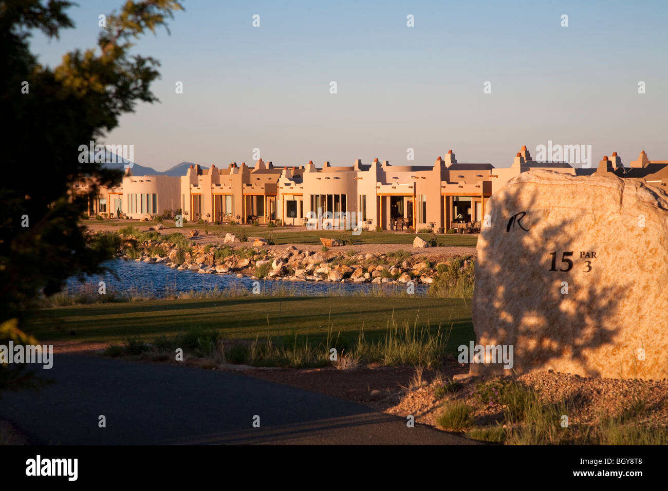 Adobe-Stil beherbergt die Regenmacher Golfplatz Entwicklung, Ruidoso, New Mexico, USA Stockfoto