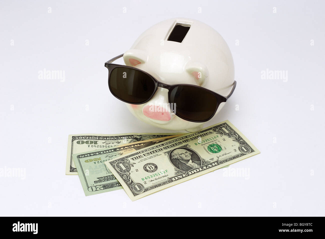 Konzeptbild von Sparschwein mit Sonnenbrille nicht auf US-Dollar Stockfoto