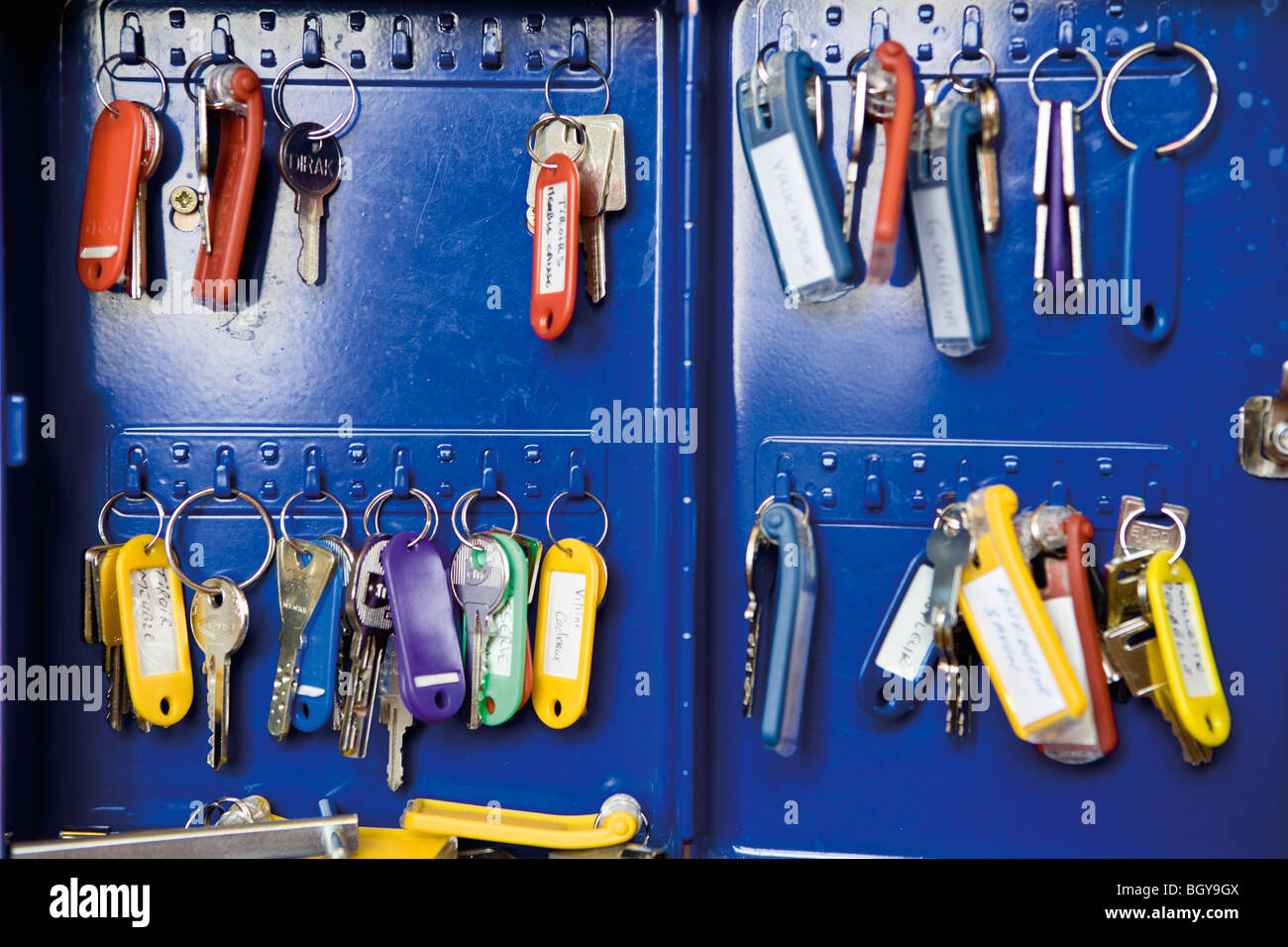 Schlüssel im Schlüsselschrank organisiert Stockfoto