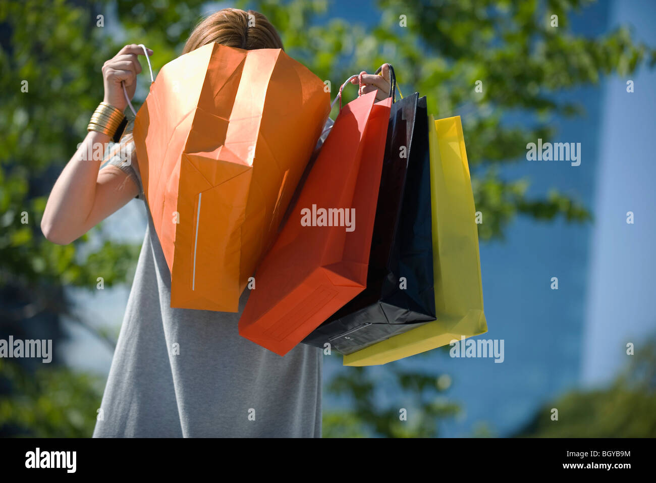 Frau mit Einkaufstasche, Blick ins Innere Stockfoto