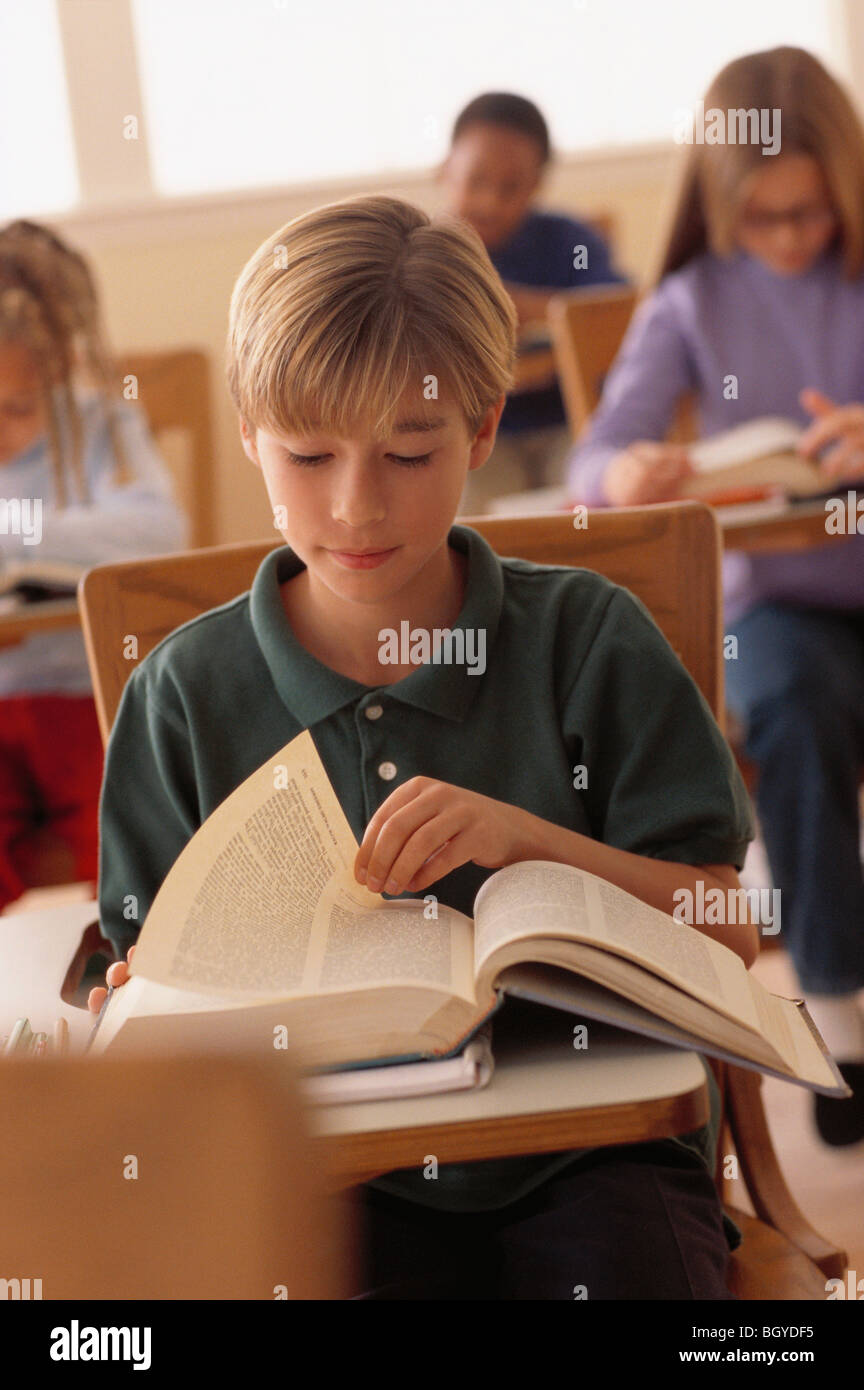 Kleiner Junge im Klassenzimmer Stockfoto