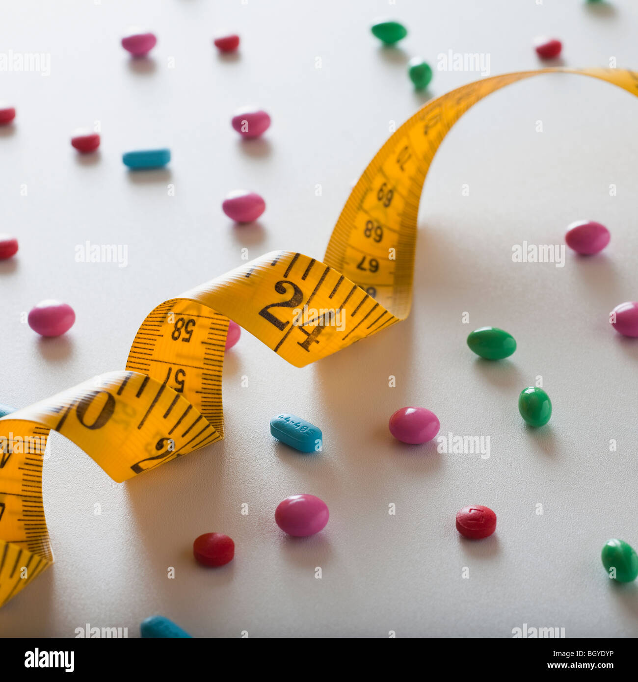Messung der Band und Diät-Pillen Stockfoto