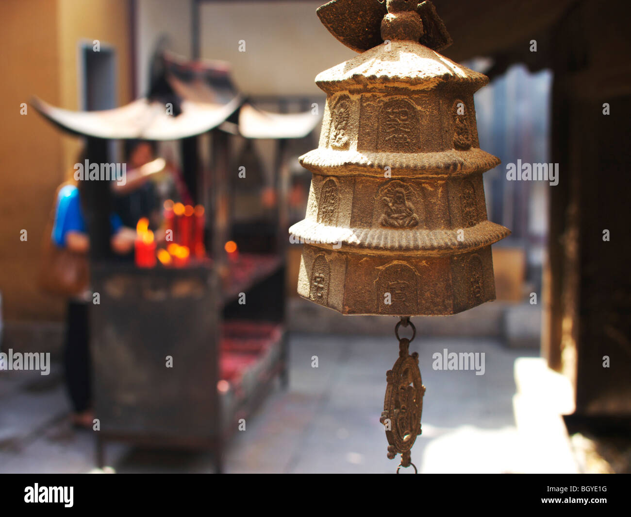 religiöse Glocke hängt im Sommer Palast-Tempel, Beijing Stockfoto