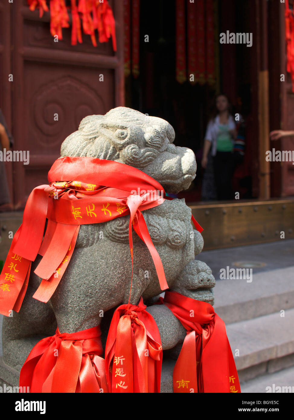 Chinesische 60. Jahrestag rote Bänder um dekorative Statue im Jade-Budda-Tempel, Shanghai gebunden Stockfoto