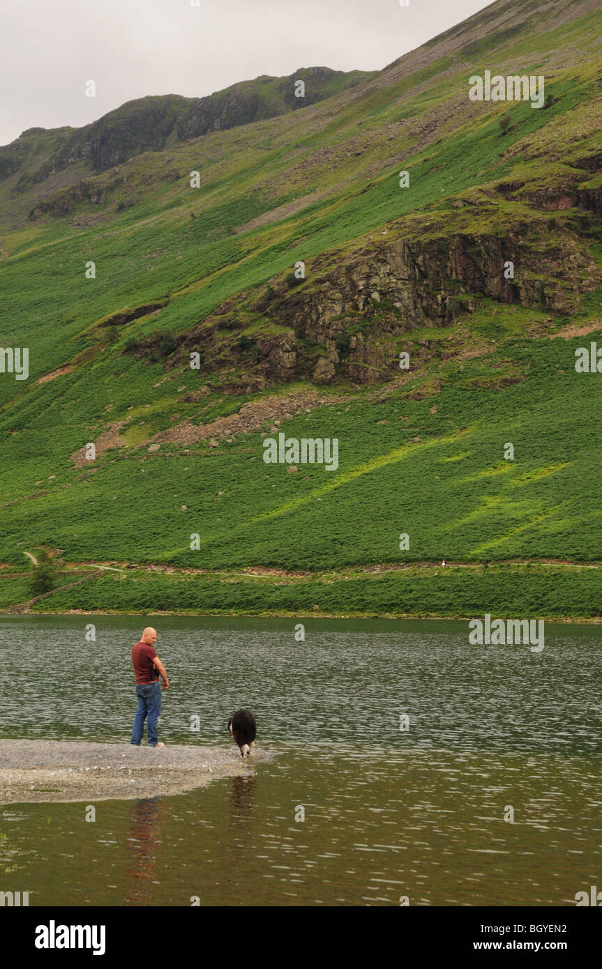 Mann und sein Hund an Buttermere Cumbria Stockfoto