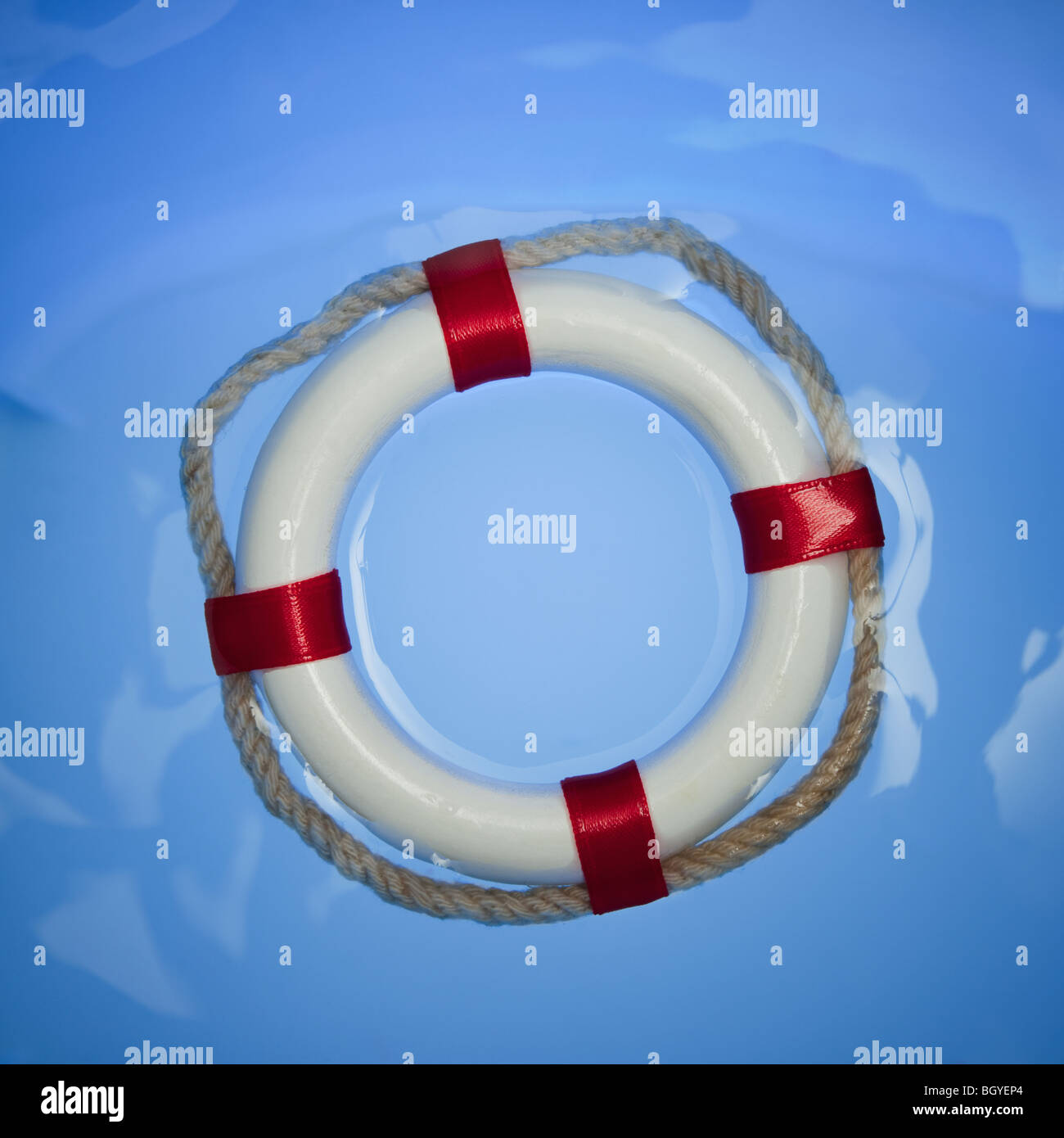 Ring-Bouy in Wasser Stockfoto