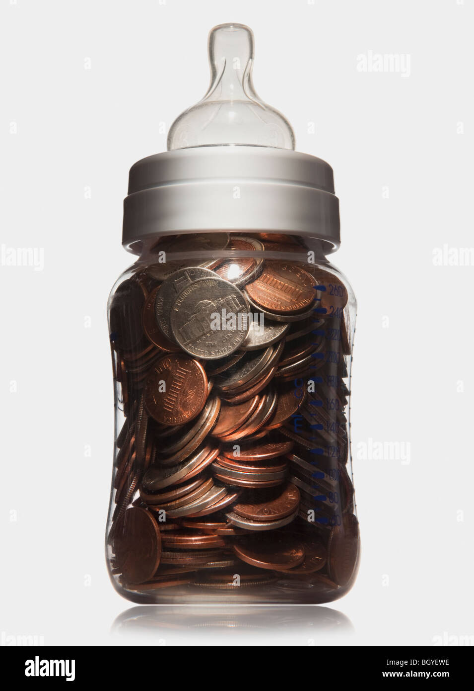 Baby-Flasche voller Münzen Stockfoto