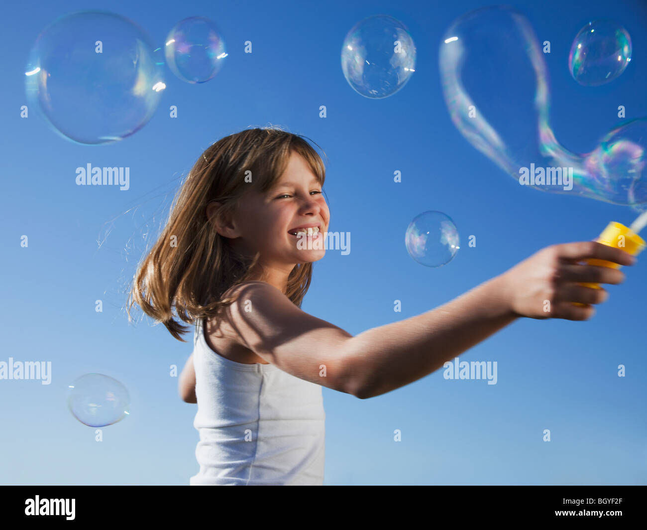 Junge Mädchen spielen mit Luftblasen Stockfoto