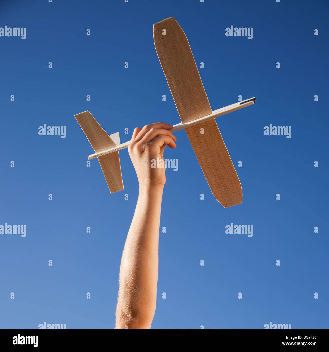 Hand mit Spielzeug Flugzeug Stockfoto