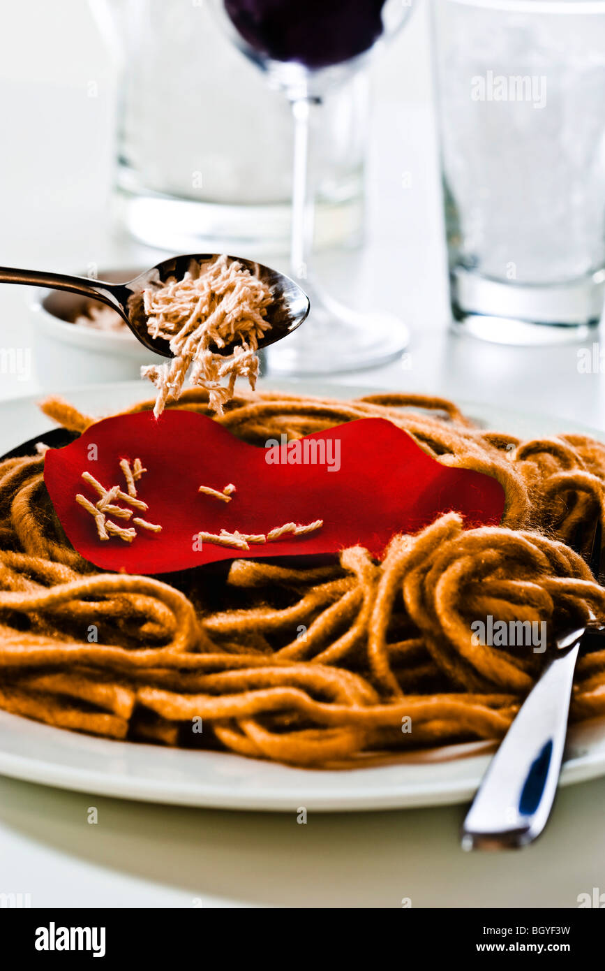 Food-Konzept, gefälschte Spaghetti Abendessen aus Garn, Stoff und anderen Materialien gebaut Stockfoto