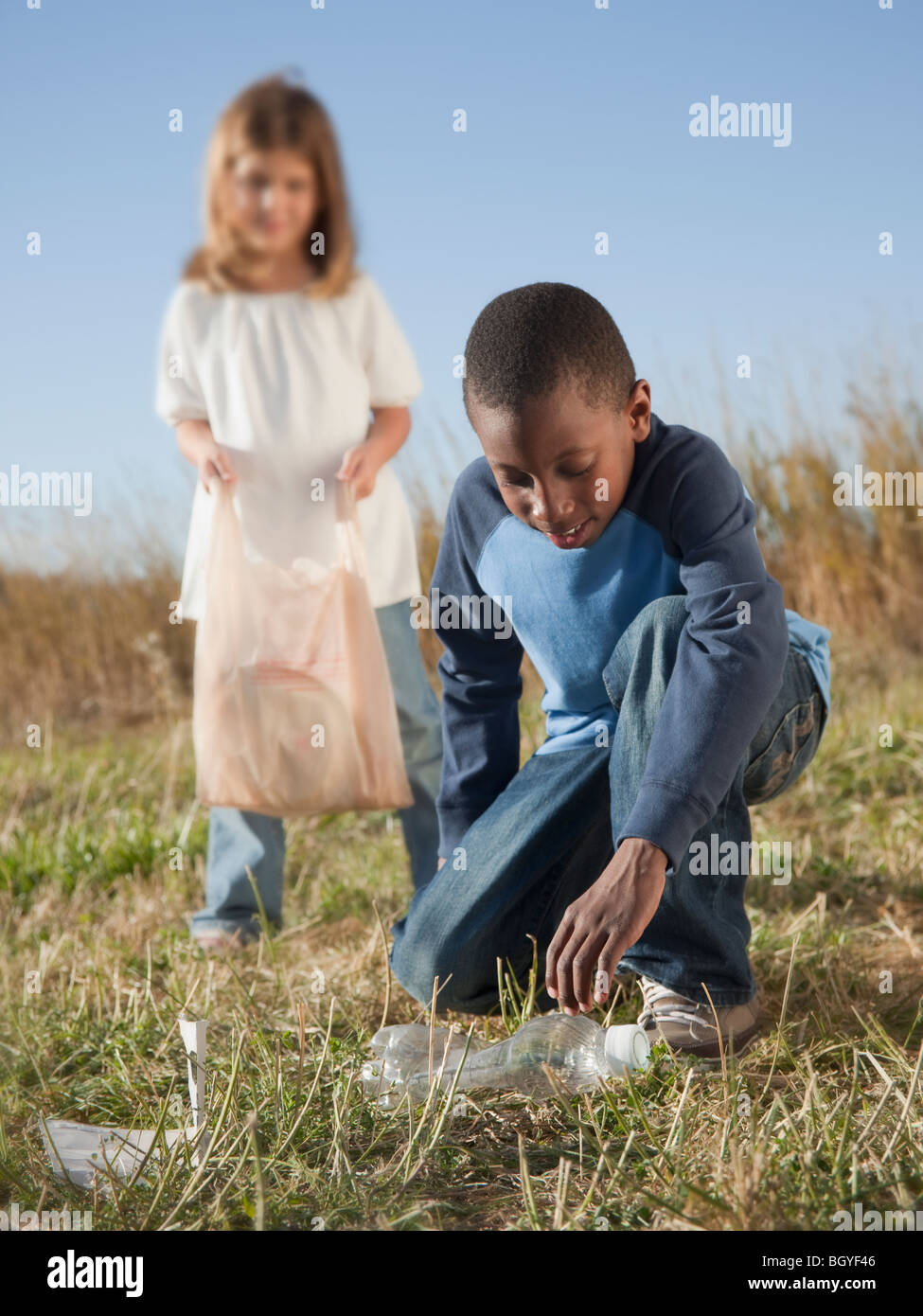 Junge Kinder Abholung Wurf Stockfoto