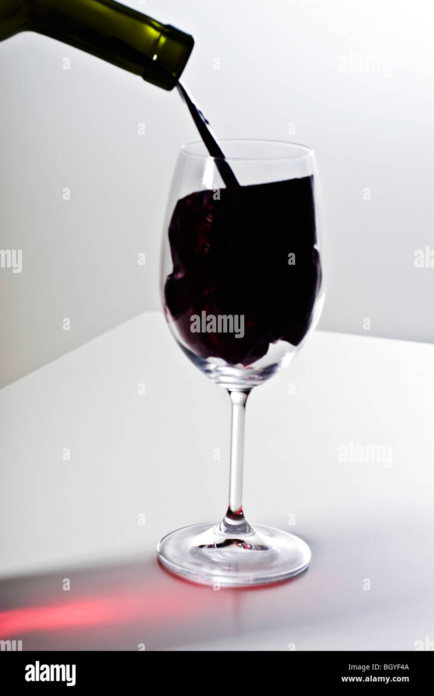 Food-Konzept, Nachahmung Wein ins Glas Wein gießen Stockfoto