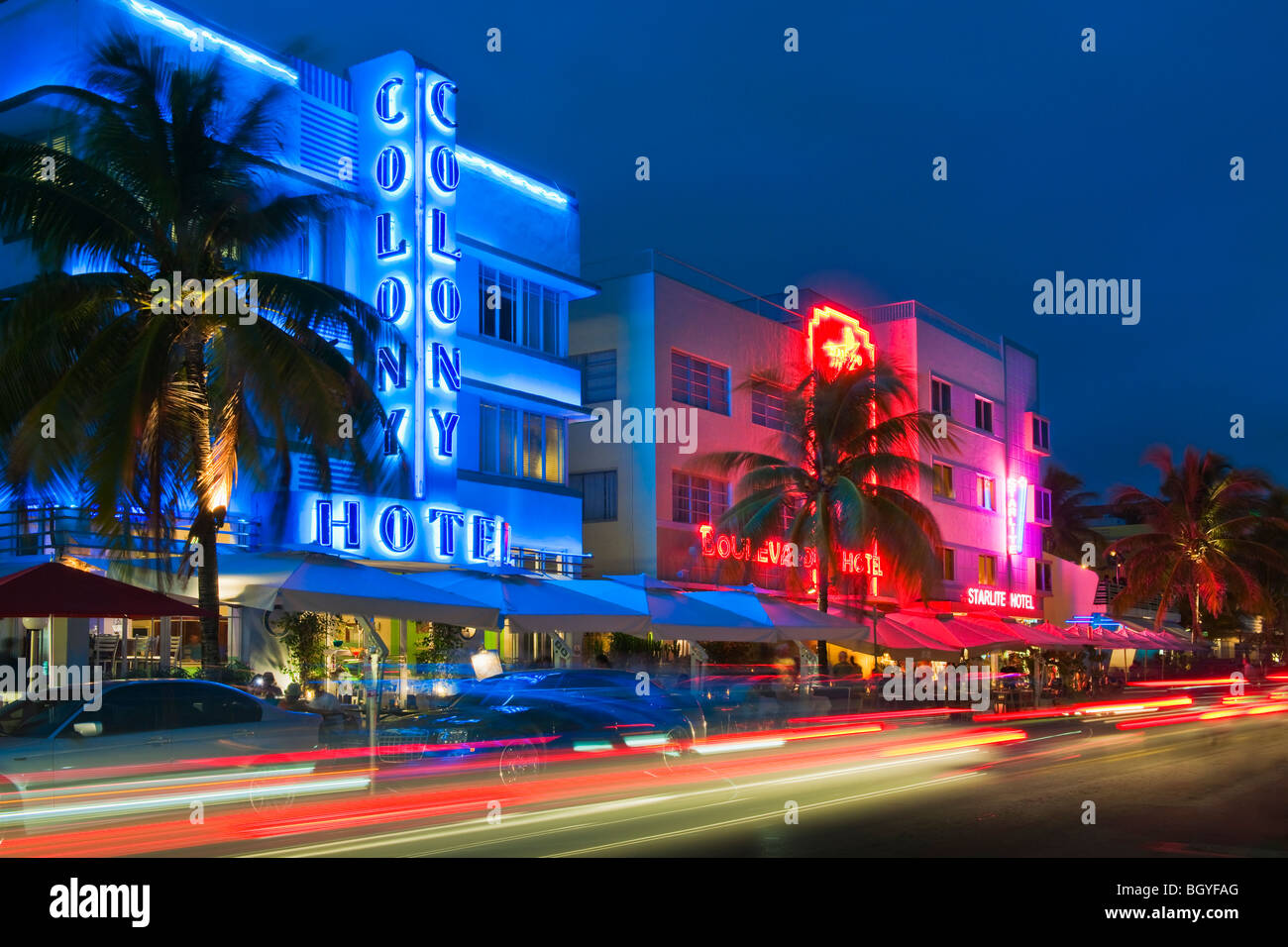 Beleuchteten Gebäuden und Autolichter in der Nacht Stockfoto