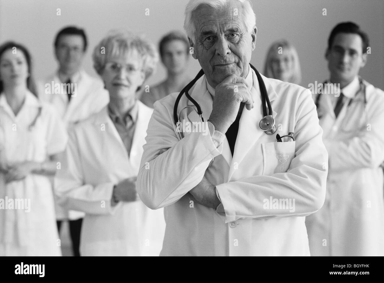 Arzt und Krankenschwester Blick auf Tabelle Stockfoto