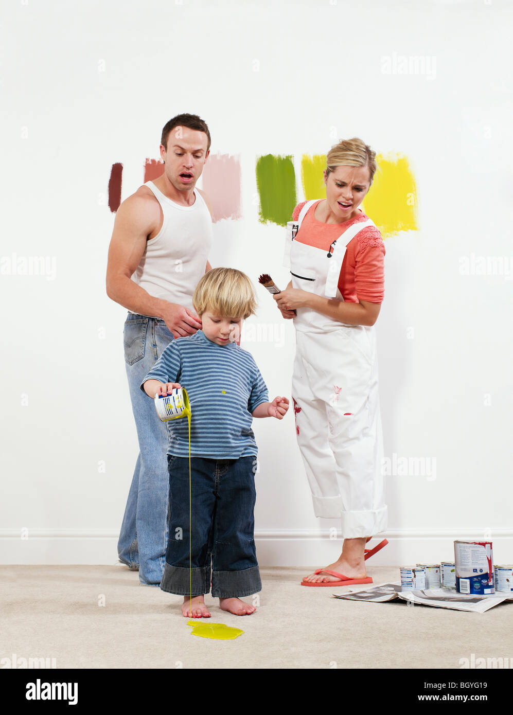 Kleinkind Jungen Giessen Farbe Auf Teppich Stockfotografie Alamy