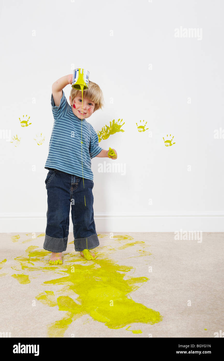 Kleinkind Jungen Giessen Farbe Auf Teppich Stockfoto Bild