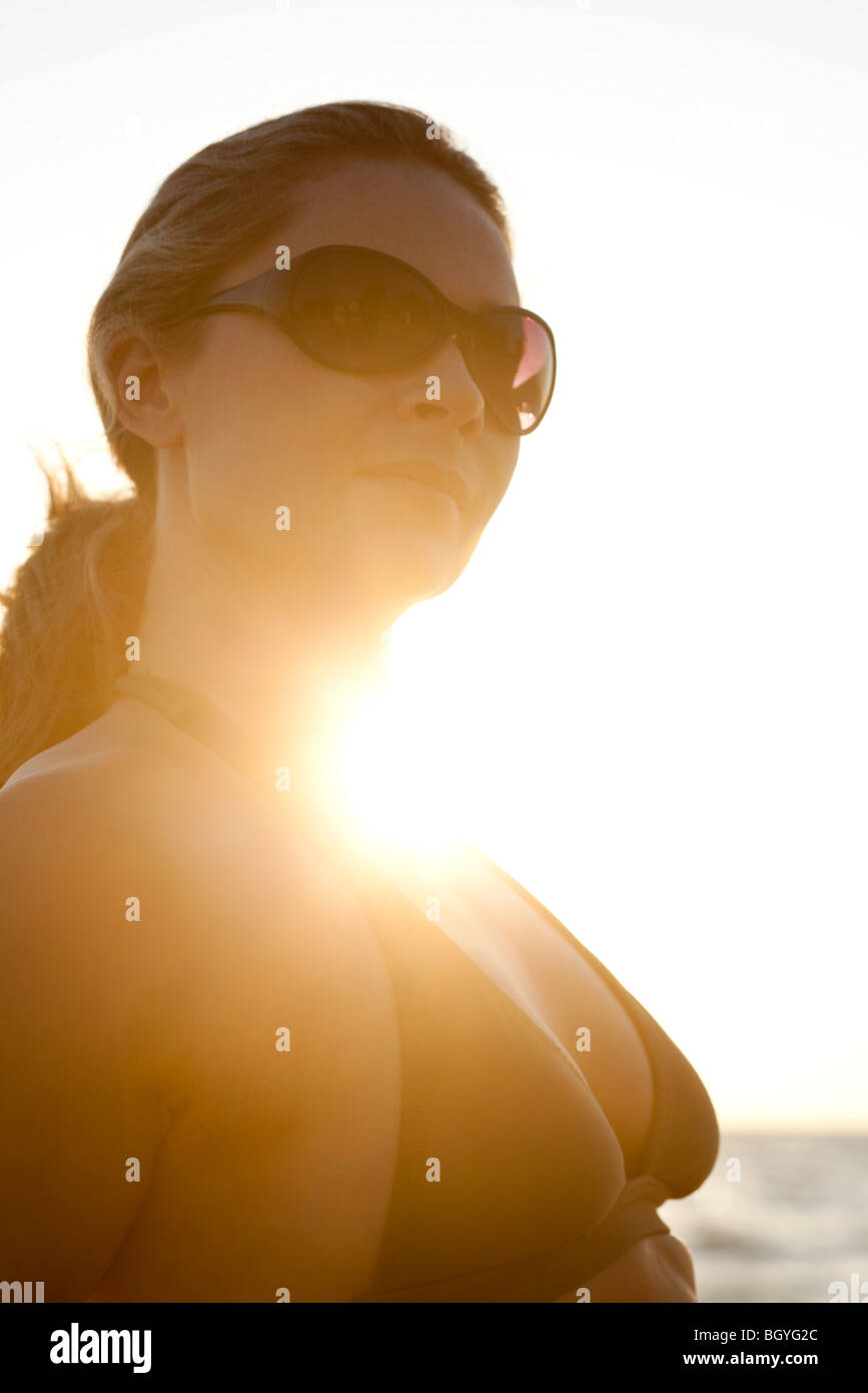 Frau am Strand, Hintergrundbeleuchtung von Sonne, Porträt Stockfoto