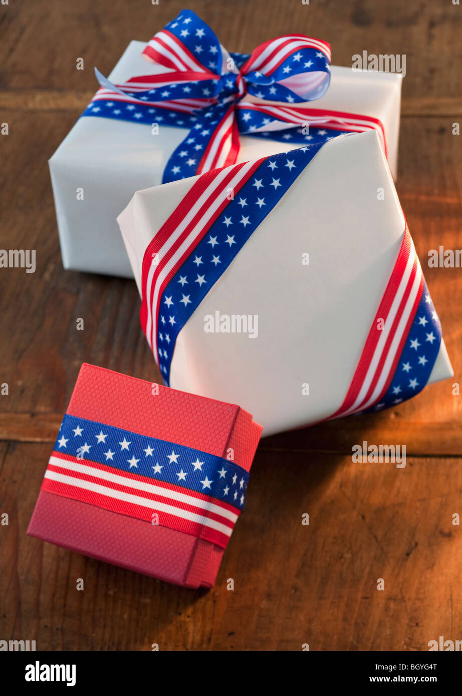 Geschenke verpackt mit Americana Bänder Stockfoto