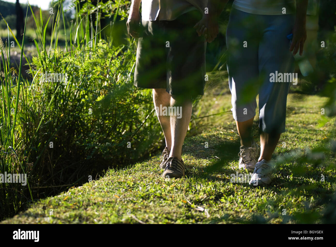 Paar Hand in Hand zusammen Spaziergang genießen, beschnitten Stockfoto
