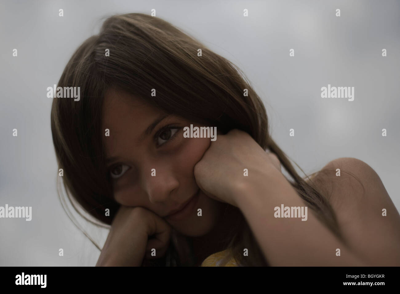 Weiblich, Tagträumen, Kopf haltend Stockfoto