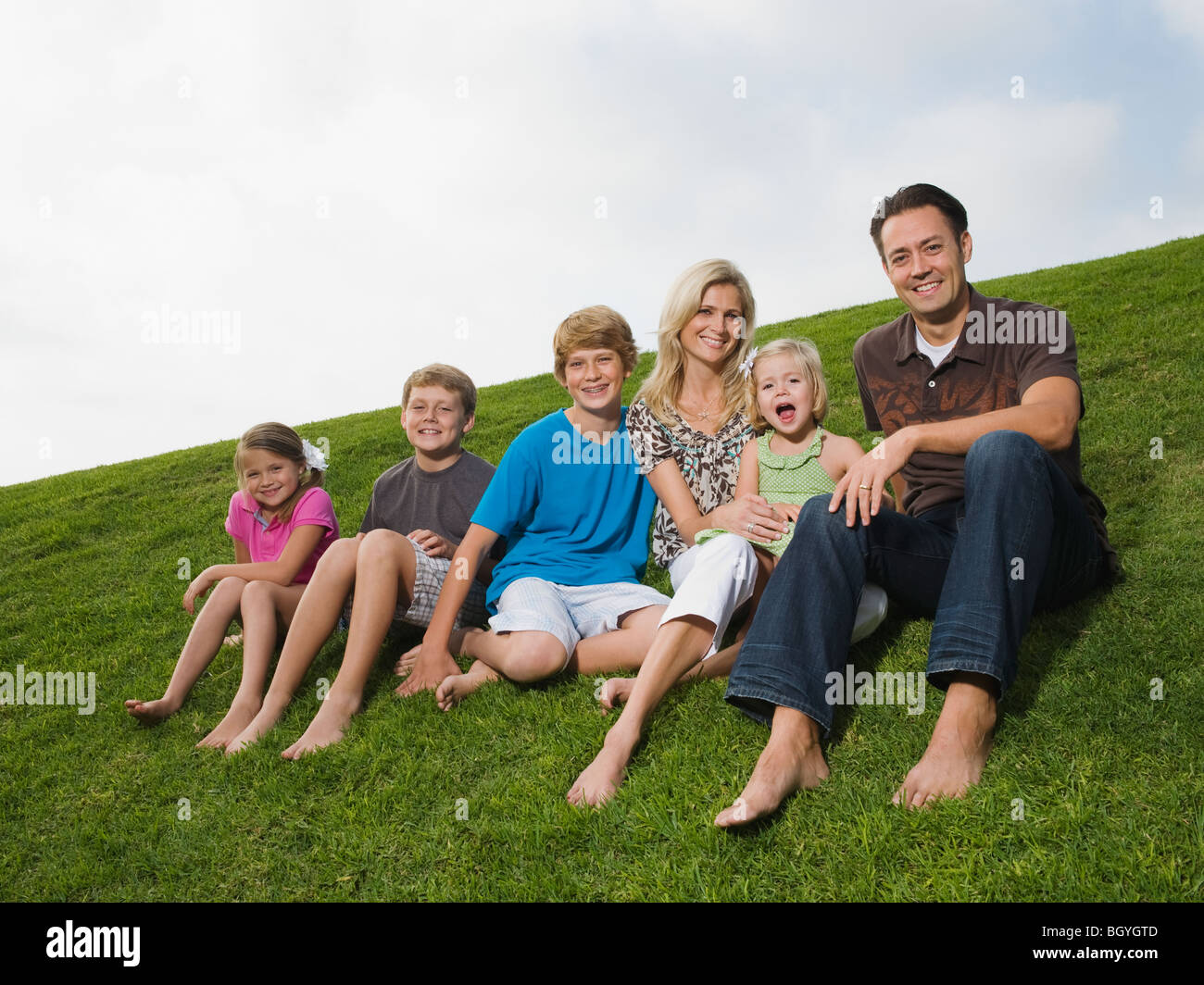 Familie, sitzen auf dem Rasen Stockfoto