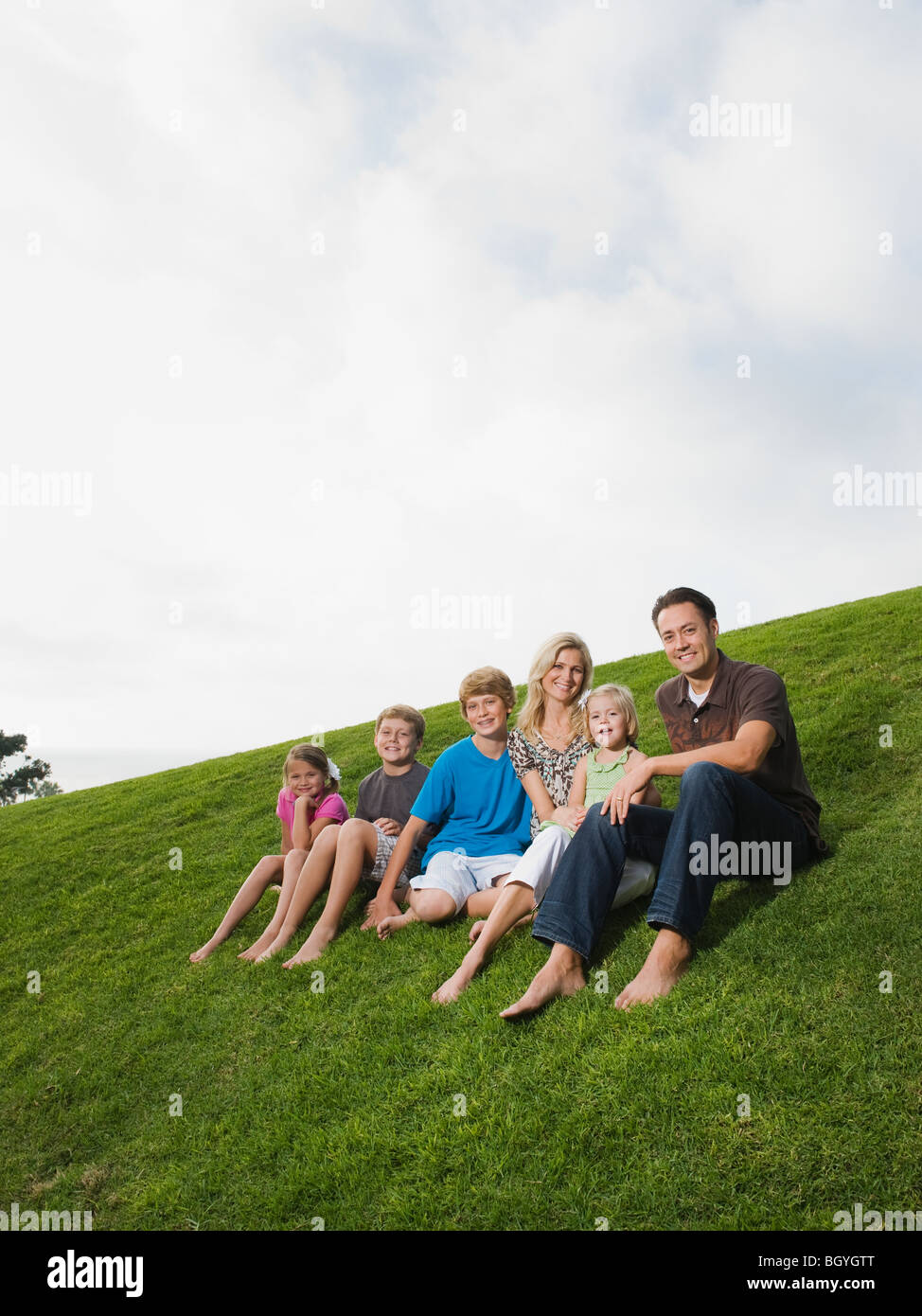 Familie, sitzen auf dem Rasen Stockfoto