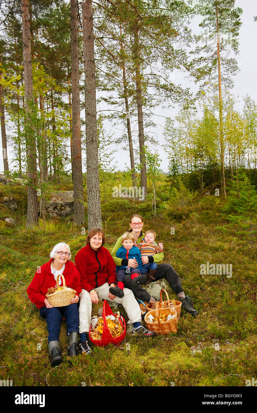 Familie mit Pilz Körbe im Wald Stockfoto