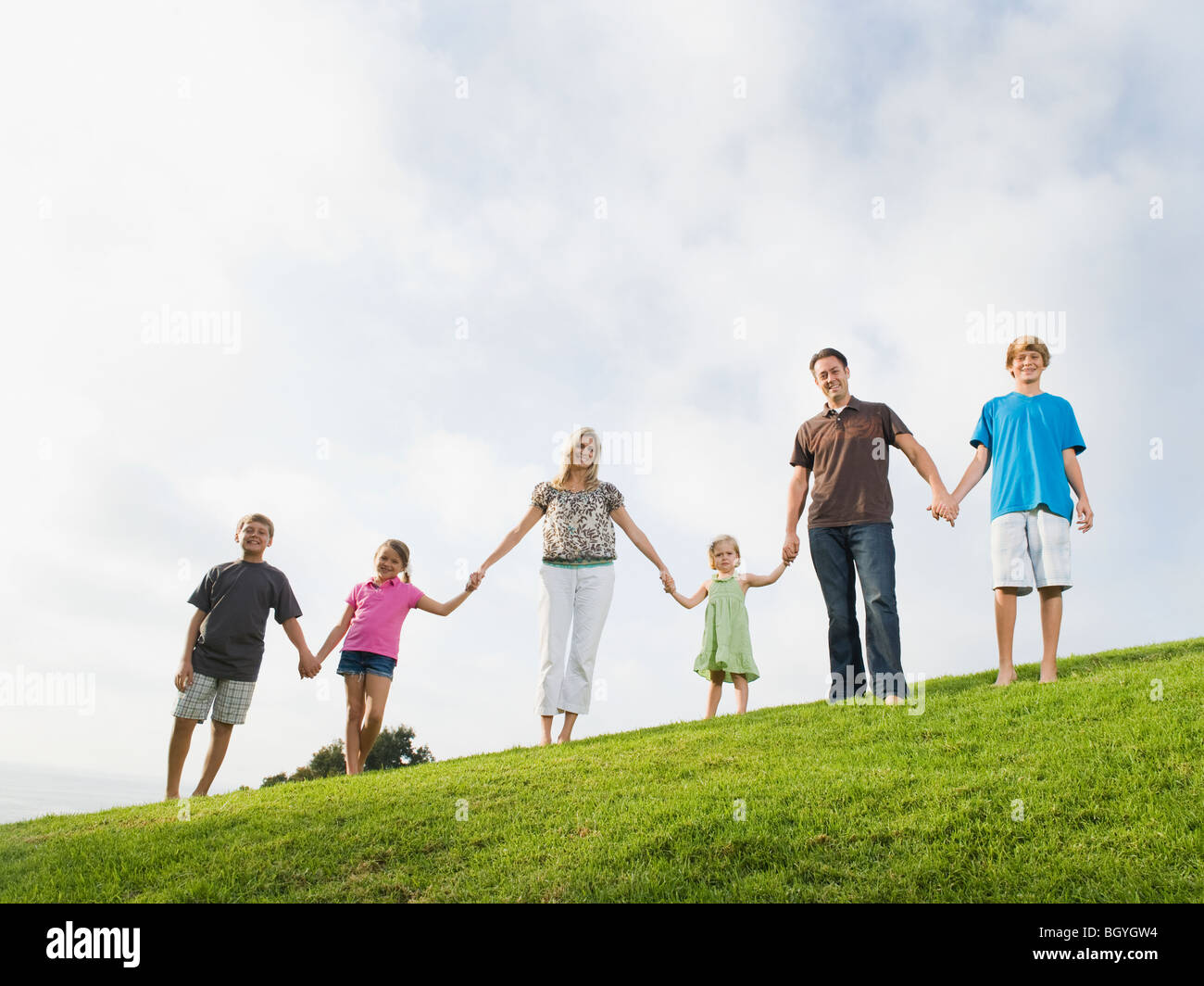 Familie Hand in Hand Stockfoto