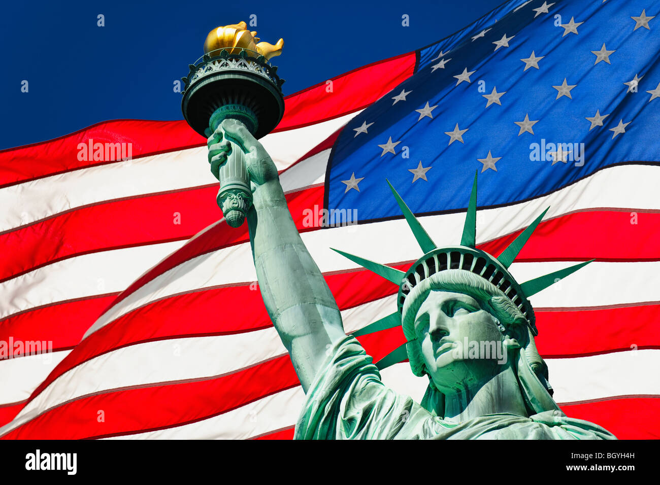 Freiheitsstatue und amerikanische Flagge Stockfoto