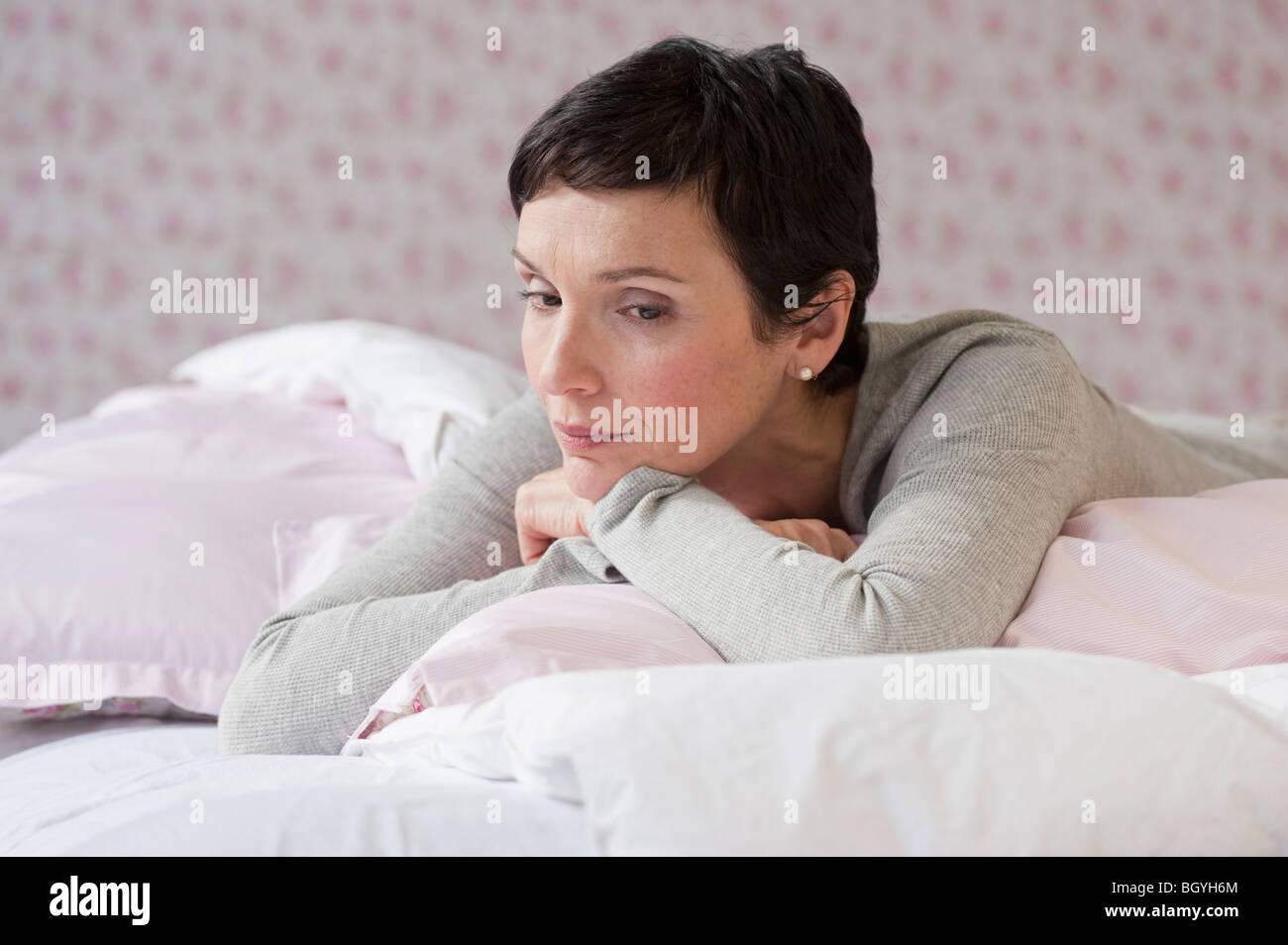 Frau auf Bett liegend Stockfoto