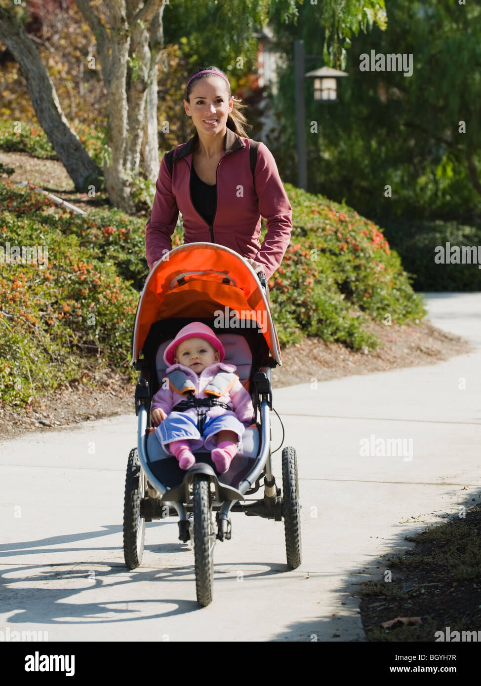 Frau mit Kinderwagen Joggen Stockfotografie - Alamy