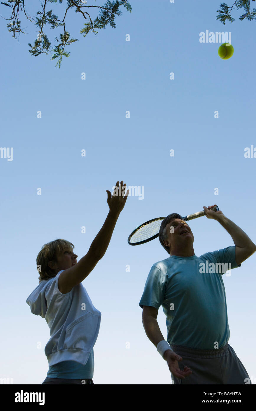 Tennis-Spieler trainiert auf dienen Formular Stockfoto