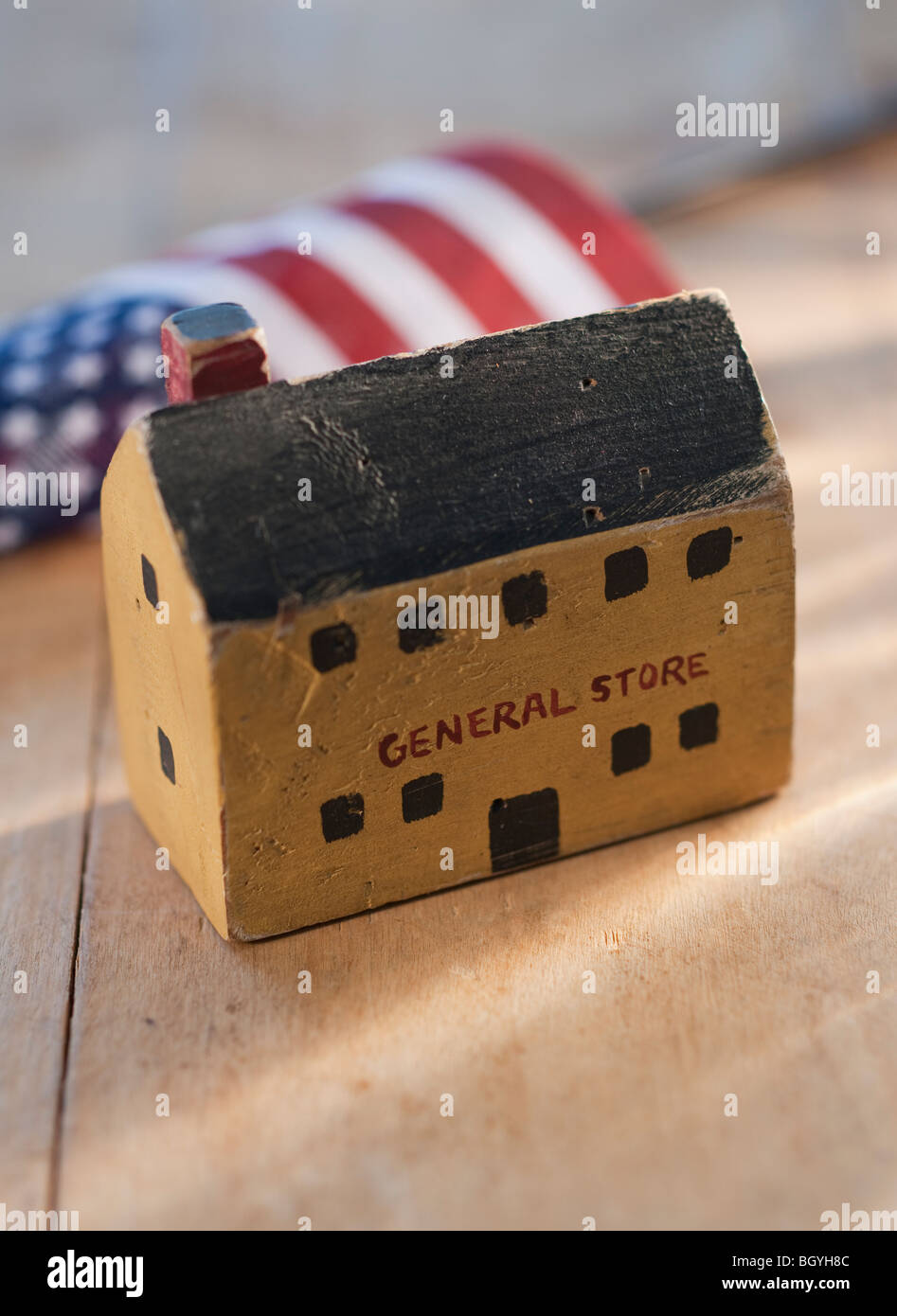 Antikes Holzspielzeug und amerikanische Flagge Stockfoto