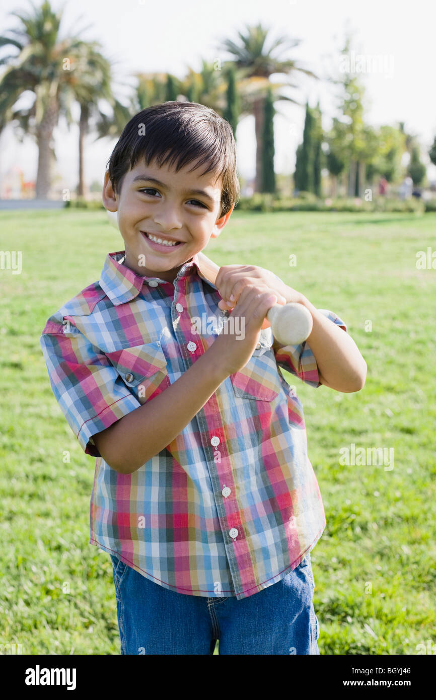 Junge mit Baseballschläger Stockfoto