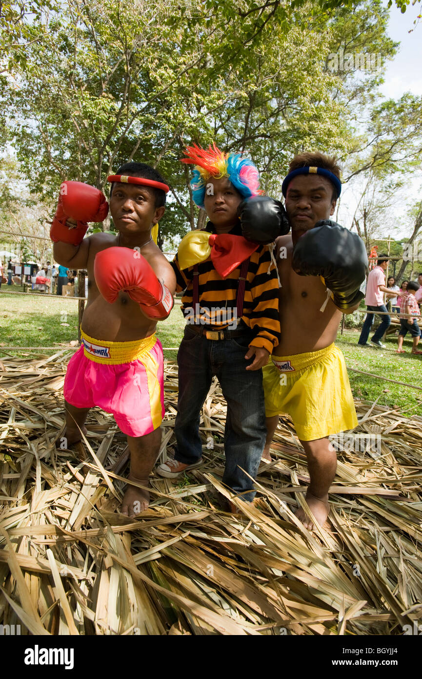 Zwerg-Boxer mit Schiedsrichter, Bangkok, Thailand Stockfotografie - Alamy