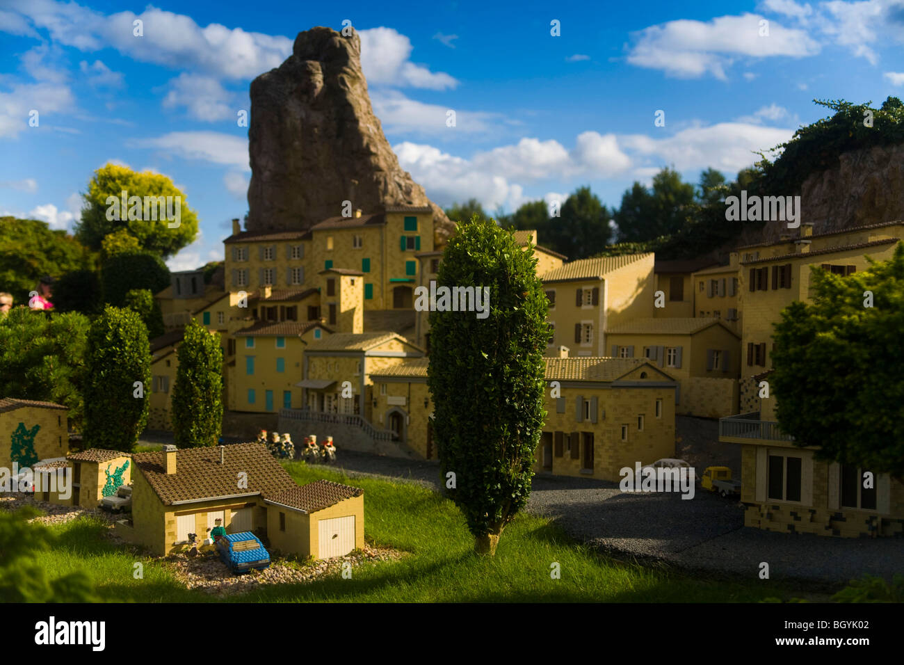 Französisches Dorf mit Radfahrern, Legoland Windsor Stockfoto